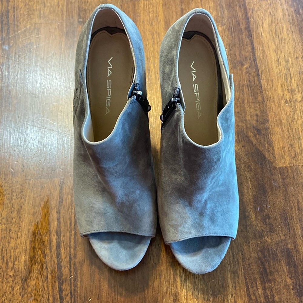 Women’s Via Spiga peep toe bootie heels gray size 7.5